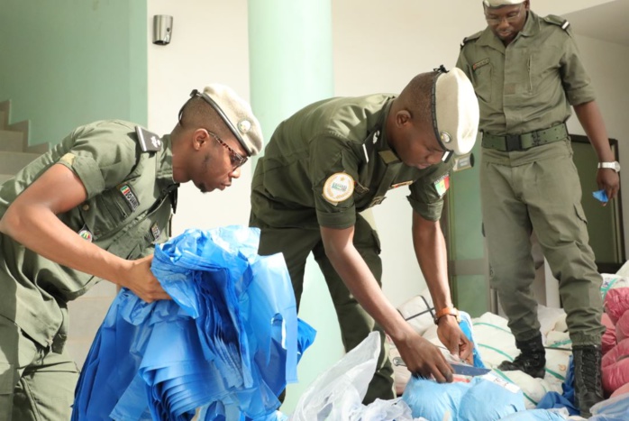Trafic illicite : 15 tonnes de sachets en plastique saisies à Mbour et des faux médicaments à Ngouye Trafic illicite : 15 tonnes de sachets en plastique saisies à Mbour et des faux médicaments à Ngouye