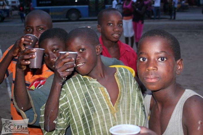 Les "ndogous" de solidarité du groupe "JUST VRAI" aux HLM Garage Guédiawaye
