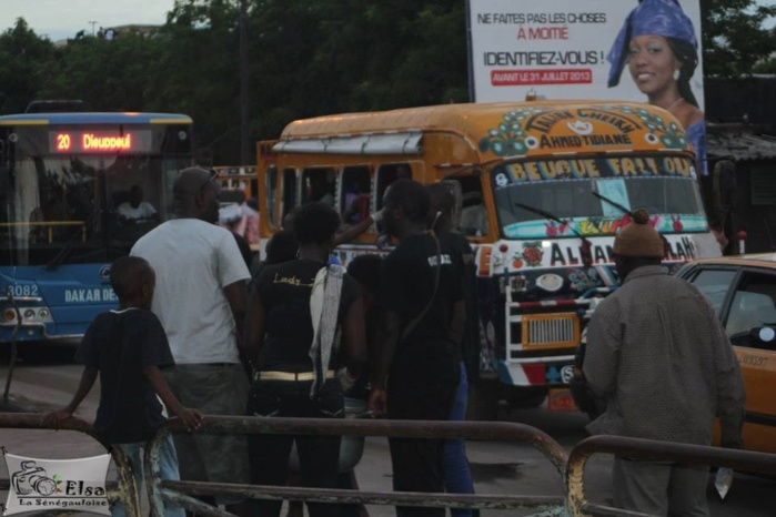 Les "ndogous" de solidarité du groupe "JUST VRAI" aux HLM Garage Guédiawaye