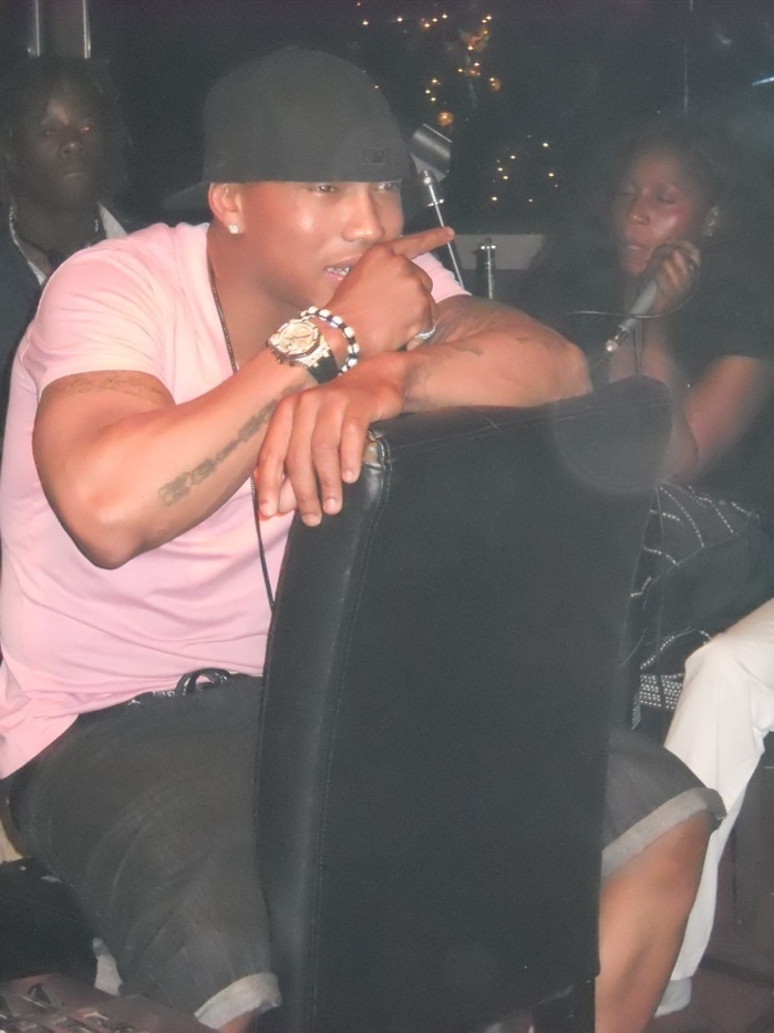 El hadj Diouf en mode spectateur dans une boite de nuit
