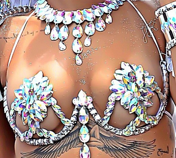 Rihanna met le feu au carnaval de La Barbade (Image)