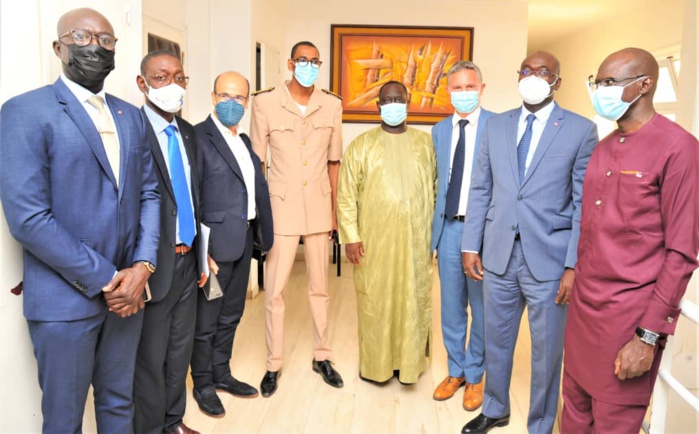 SENELEC à travers le PASE offre un lot de matériel aux groupements de femmes de Guédiawaye et confirme la livraison prochaine du poste injecteur dans cette même localité. SENELEC à travers le PASE offre un lot de matériel aux groupements de femmes de Guédiawaye et confirme la livraison prochaine du poste injecteur dans cette même localité.