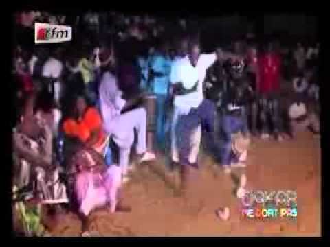 Insolite : Des femmes frappées d’un handicap tiennent un «sabar» 