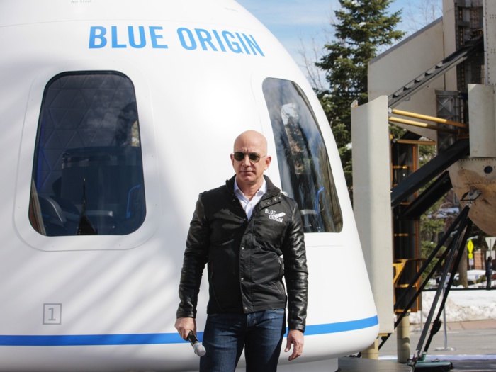 Tourisme spatial : Le milliardaire américain, Jeff Bezos a atterri avec succès après son premier vol dans l’espace.