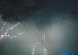 Kédougou : la foudre s’abat sur l’Antenne de la Rts et met le personnel en chômage technique