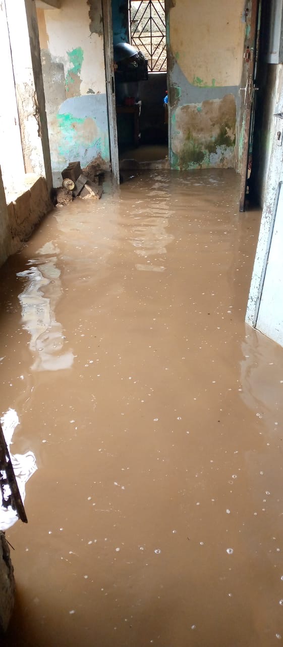 Pluies diluviennes à Dakar : Diamaguène/Sicap-Mbao, Keur Massar, Rufisque et plusieurs autres zones déjà sous les eaux. Pluies diluviennes à Dakar : Diamaguène/Sicap-Mbao, Keur Massar, Rufisque et plusieurs autres zones déjà sous les eaux.