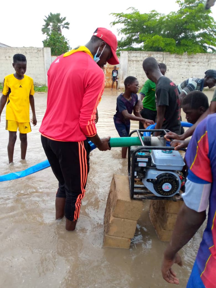 THIES/ les quartiers de Nguinth et Poniene "sauvés" des eaux grâce aux motos pompes de Habib Niang THIES/ les quartiers de Nguinth et Poniene "sauvés" des eaux grâce aux motos pompes de Habib Niang