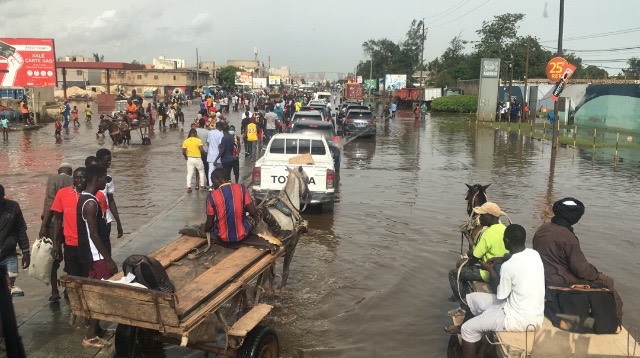 Inondations à Fass Mbao : Les charrettes comme moyen de transport à raison de 500f par passage.