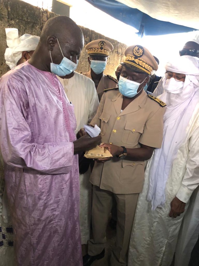 Kaolack : La délégation malienne donne 03 millions à chaque famille des victimes de l'accident. Kaolack : La délégation malienne donne 03 millions à chaque famille des victimes de l'accident.