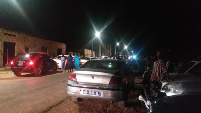 TOUBA - Serigne Cheikh Dieumbe Fall nuitamment inhumé (1h12)... Les Baayfall en transe. TOUBA - Serigne Cheikh Dieumbe Fall nuitamment inhumé (1h12)... Les Baayfall en transe.