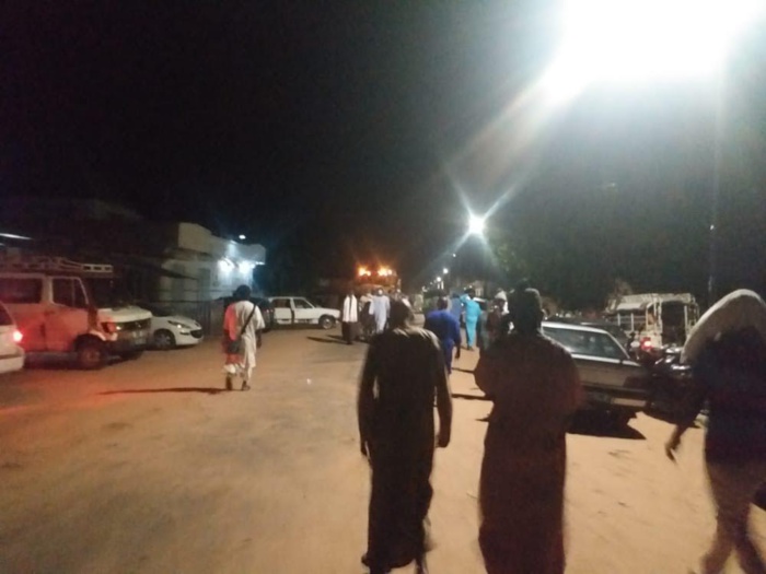 TOUBA - Serigne Cheikh Dieumbe Fall nuitamment inhumé (1h12)... Les Baayfall en transe. TOUBA - Serigne Cheikh Dieumbe Fall nuitamment inhumé (1h12)... Les Baayfall en transe.