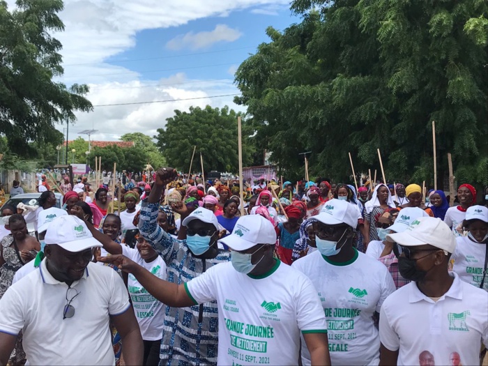 WADIAL MAGAL GUI / Grande mobilisation à l’actif du Directeur de l’Emploi qui a mobilisé 1.500 jeunes et femmes pour une journée de nettoiement. WADIAL MAGAL GUI / Grande mobilisation à l’actif du Directeur de l’Emploi qui a mobilisé 1.500 jeunes et femmes pour une journée de nettoiement.