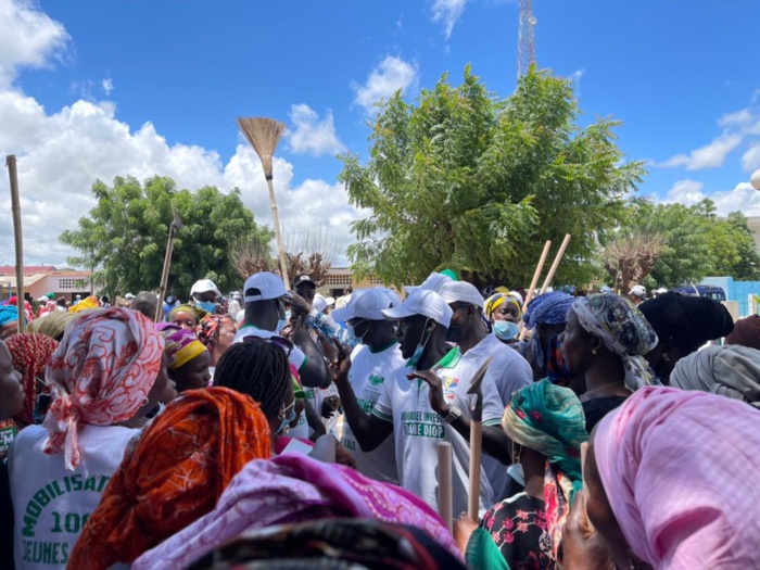 WADIAL MAGAL GUI / Grande mobilisation à l’actif du Directeur de l’Emploi qui a mobilisé 1.500 jeunes et femmes pour une journée de nettoiement. WADIAL MAGAL GUI / Grande mobilisation à l’actif du Directeur de l’Emploi qui a mobilisé 1.500 jeunes et femmes pour une journée de nettoiement.