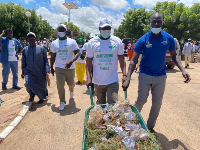 WADIAL MAGAL GUI / Grande mobilisation à l’actif du Directeur de l’Emploi qui a mobilisé 1.500 jeunes et femmes pour une journée de nettoiement.