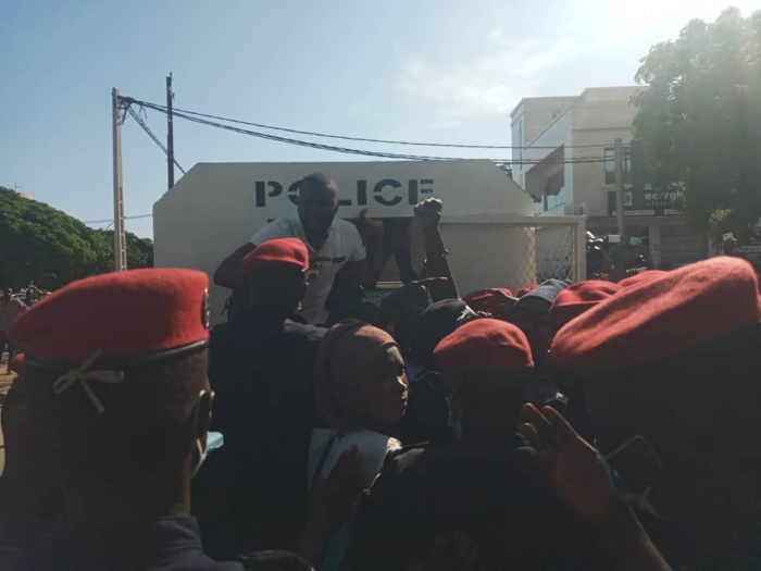 Manifestation contre la cherté de la vie : Guy Marius Sagna et Abdou Karim Guèye sont arrivés à la place de la nation enfermés dans leurs véhicules.
