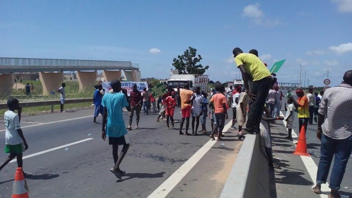 Passerelle de Cambérène : un camion heurte le pont
