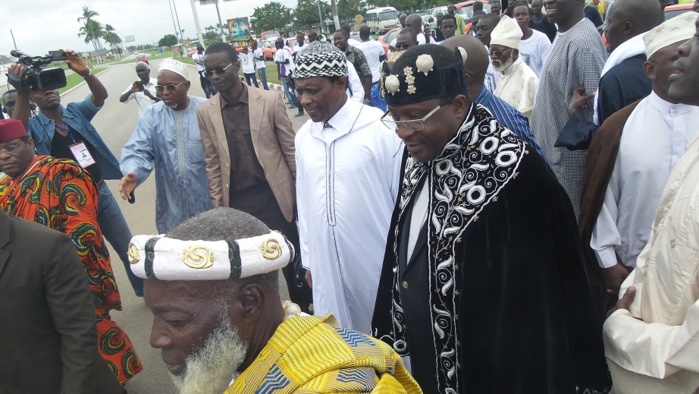 Serigne Modou Kara à Abidjan: Sa Majesté Tchiffi Zié Jean Gervais, chef traditionnel, lui déroule le tapis rouge