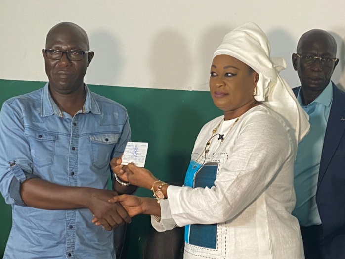 Chèque et enveloppe remis par le commandant de l'aéroport de Ziguinchor Madame khady THIAM DIAWARA Chèque et enveloppe remis par le commandant de l'aéroport de Ziguinchor Madame khady THIAM DIAWARA