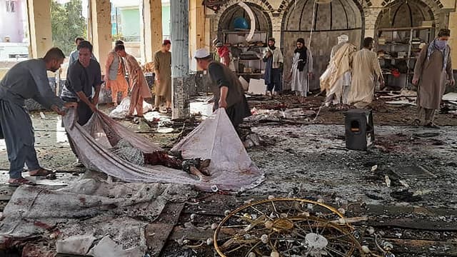 Afghanistan : plus de 100 morts dans un attentat suicide ciblant une mosquée chiite.