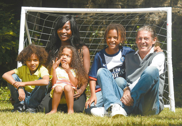 Bruno Metsu, malade, en compagnie de sa femme Viviane et de ses trois enfants : Noah, Maeva et Enzo (24 Juillet 2013)