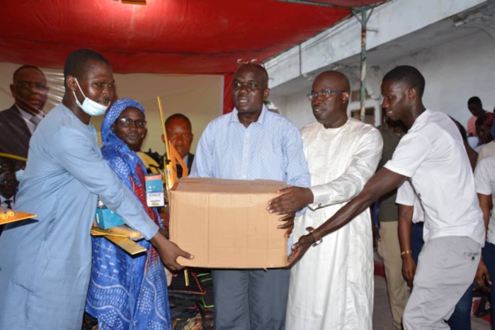 Saint Louis : Le DG de l'OLAC, Alioune Badara Diop, distribue des kits scolaires et du matériel didactique aux élèves et aux écoles élémentaires de Sor. Saint Louis : Le DG de l'OLAC, Alioune Badara Diop, distribue des kits scolaires et du matériel didactique aux élèves et aux écoles élémentaires de Sor.