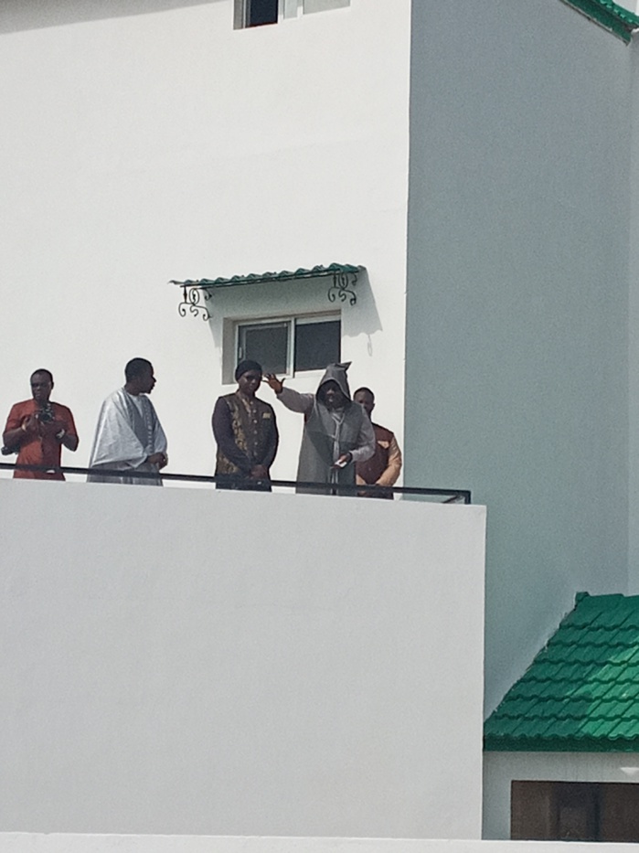 Tivaouane : Le guide spirituel du mouvement Moustarchidine Wal Moustarchidaty, Serigne Moustapha Sy, apparaît dans une liesse populaire. Tivaouane : Le guide spirituel du mouvement Moustarchidine Wal Moustarchidaty, Serigne Moustapha Sy, apparaît dans une liesse populaire.