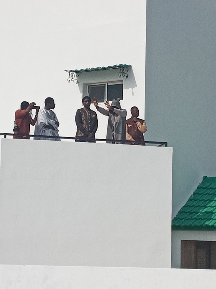 Tivaouane : Le guide spirituel du mouvement Moustarchidine Wal Moustarchidaty, Serigne Moustapha Sy, apparaît dans une liesse populaire.