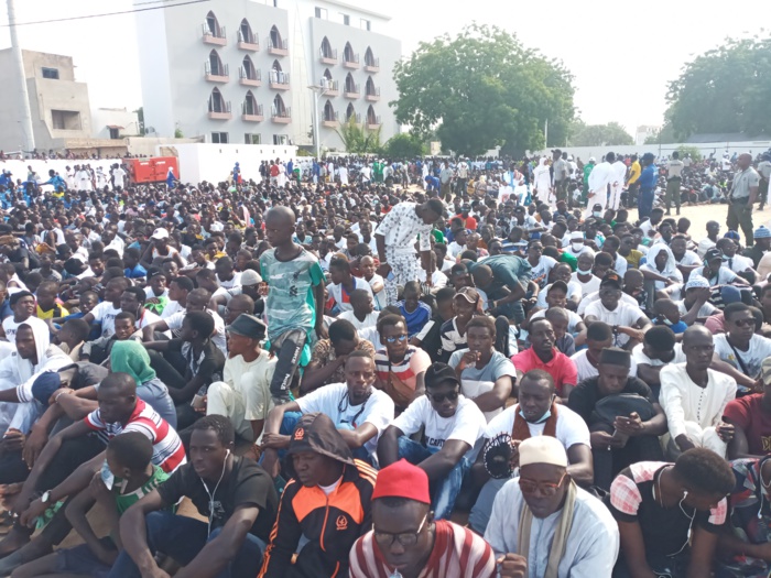 Tivaouane : Le guide spirituel du mouvement Moustarchidine Wal Moustarchidaty, Serigne Moustapha Sy, apparaît dans une liesse populaire.