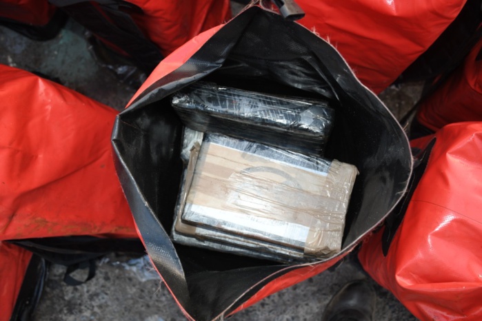 Saisie de drogue au large de Dakar : la quantité interceptée revue à la hausse. Saisie de drogue au large de Dakar : la quantité interceptée revue à la hausse.