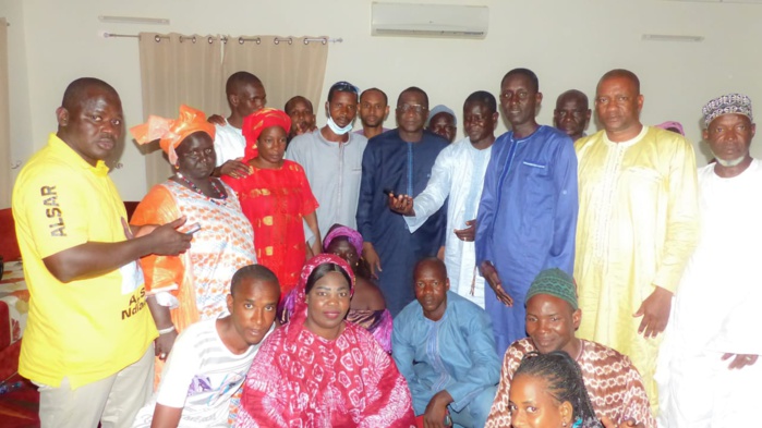 En tournée dans le département de Podor Racine Sy finance les jeunes et les femmes du terroir... En tournée dans le département de Podor Racine Sy finance les jeunes et les femmes du terroir...