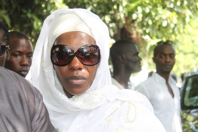 Daba Ndiaye, la femme de Bruno Metsu à la levée du corps de son mari