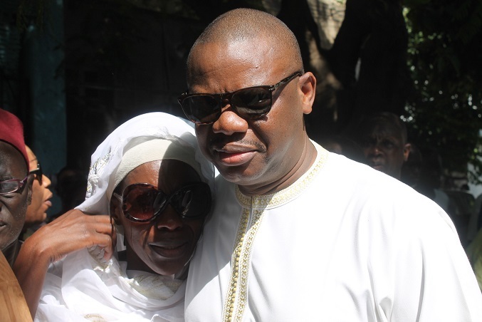 Daba Ndiaye, la femme de Bruno Metsu à la levée du corps de son mari