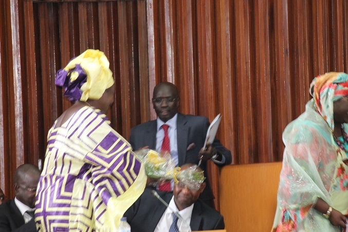 Sokhna Fatou Dieng Mbacké offre une rose à Mimi Touré