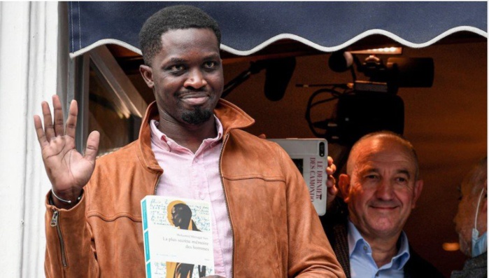 « Ce prix n’est pas une faveur qu’on fait à un écrivain africain » : les premiers mots de Mohamed Mbougar Sarr (gagnant du prix Goncourt 2021) « Ce prix n’est pas une faveur qu’on fait à un écrivain africain » : les premiers mots de Mohamed Mbougar Sarr (gagnant du prix Goncourt 2021)