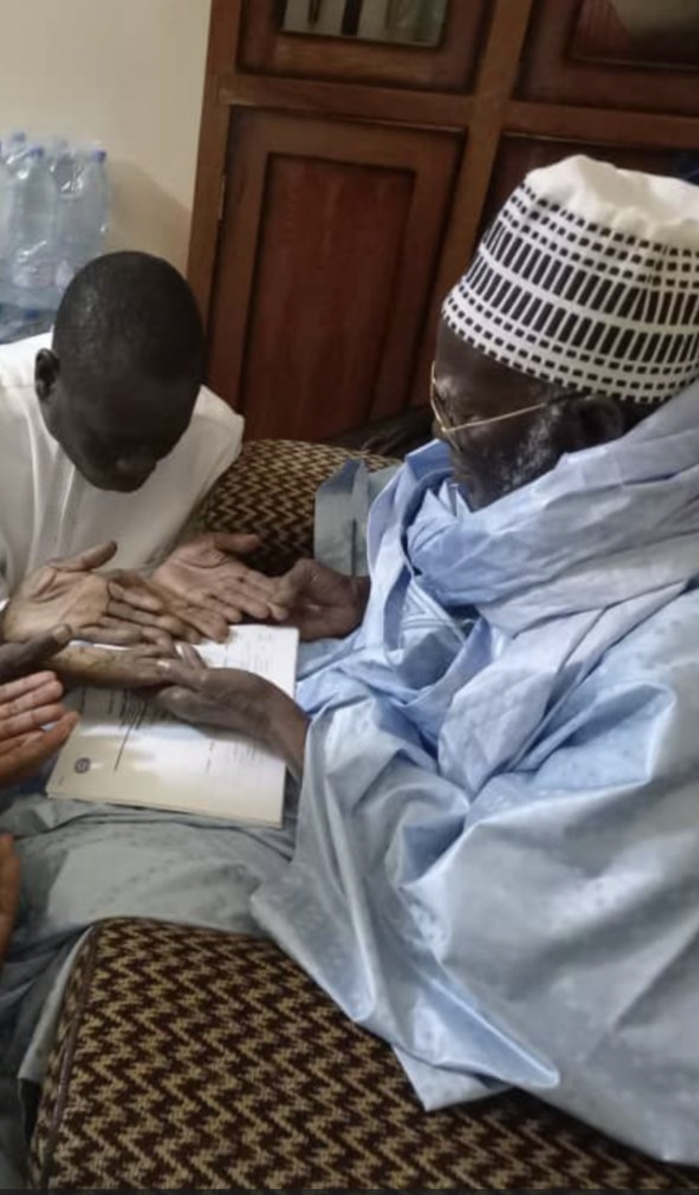 Kaolack / Locales 2022 : Serigne Mboup reçu par Serigne Mahi Niass et Serigne Mountakha Mbacké. Kaolack / Locales 2022 : Serigne Mboup reçu par Serigne Mahi Niass et Serigne Mountakha Mbacké.