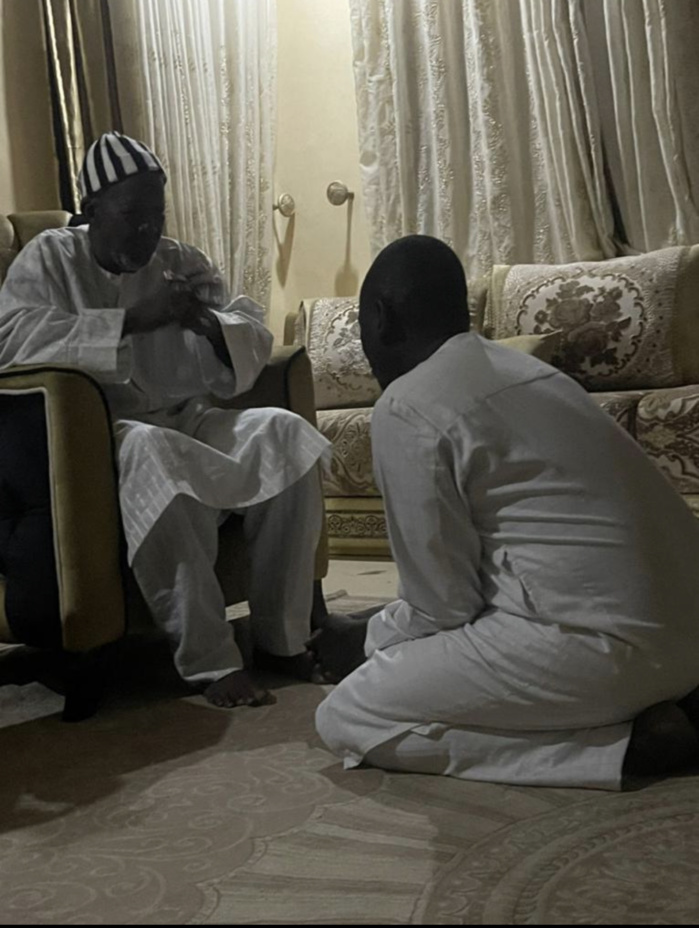 Kaolack / Locales 2022 : Serigne Mboup reçu par Serigne Mahi Niass et Serigne Mountakha Mbacké. Kaolack / Locales 2022 : Serigne Mboup reçu par Serigne Mahi Niass et Serigne Mountakha Mbacké.