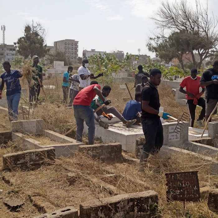 Journée de désherbage du cimetière de Yoff : Une foule immense répond à l’appel de Diallo Diagne.