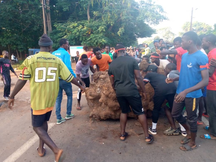 Recrudescence d’accidents sur l’axe Ziguinchor-Oussouye : Les jeunes de Djibélor ont bloqué la route pour exiger des ralentisseurs.