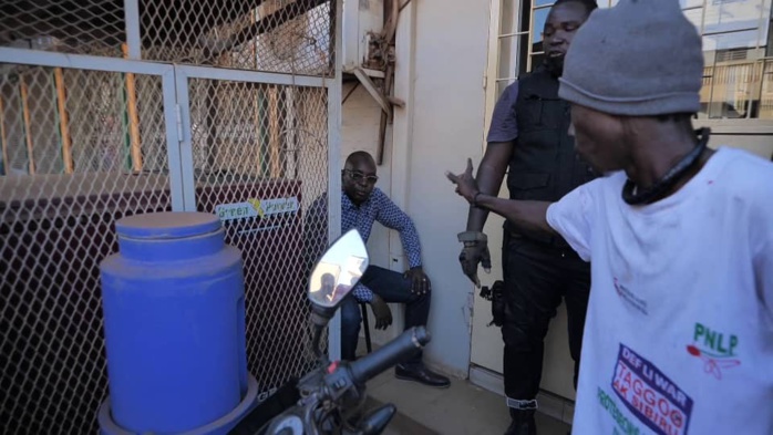 Kédougou / Locales 2022 : Les violents affrontements entre les militants de Guirassy et la Police ont fait 6 blessés dont 2 graves. Kédougou / Locales 2022 : Les violents affrontements entre les militants de Guirassy et la Police ont fait 6 blessés dont 2 graves.