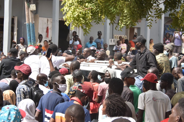 Sortis de leur "résidence surveillée" : Le cortège de Barthélémy Dias et Ousmane Sonko file vers le siège de Déthié Fall sis à la VDN. Sortis de leur "résidence surveillée" : Le cortège de Barthélémy Dias et Ousmane Sonko file vers le siège de Déthié Fall sis à la VDN.