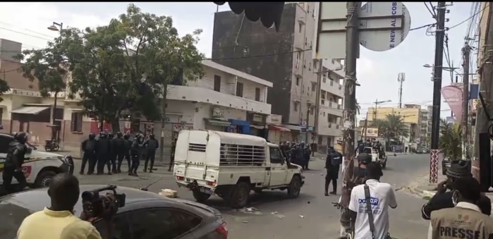 RUE 6 MÉDINA : Les policiers dispersent la foule à coups de lacrymogènes.