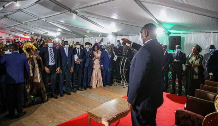 Paris : le Président Macky Sall accueilli par une forte mobilisation des Sénégalais de France Paris : le Président Macky Sall accueilli par une forte mobilisation des Sénégalais de France
