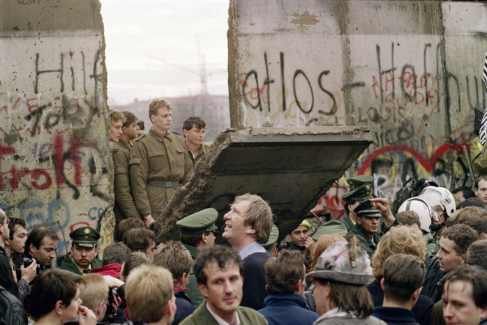 9 Novembre  1989: Début ou Fin de la ‘’Guerre froide’’?   Quand les ‘’Hippies’’  et les ‘’Yuppies’’ terrassent les ‘’Rouges’’
