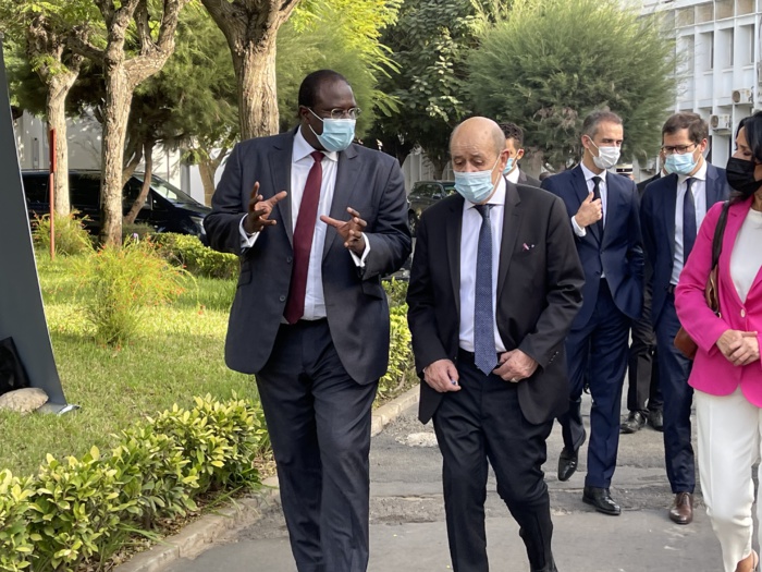 Visite : Le ministre français des affaires étrangères, Jean-Yves Le Drian dans les locaux de l’Institut Pasteur de Dakar. Visite : Le ministre français des affaires étrangères, Jean-Yves Le Drian dans les locaux de l’Institut Pasteur de Dakar.
