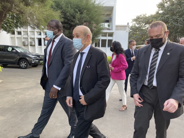 Visite : Le ministre français des affaires étrangères, Jean-Yves Le Drian dans les locaux de l’Institut Pasteur de Dakar. Visite : Le ministre français des affaires étrangères, Jean-Yves Le Drian dans les locaux de l’Institut Pasteur de Dakar.