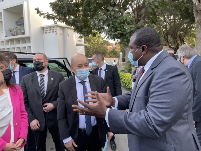 Visite : Le ministre français des affaires étrangères, Jean-Yves Le Drian dans les locaux de l’Institut Pasteur de Dakar. Visite : Le ministre français des affaires étrangères, Jean-Yves Le Drian dans les locaux de l’Institut Pasteur de Dakar.