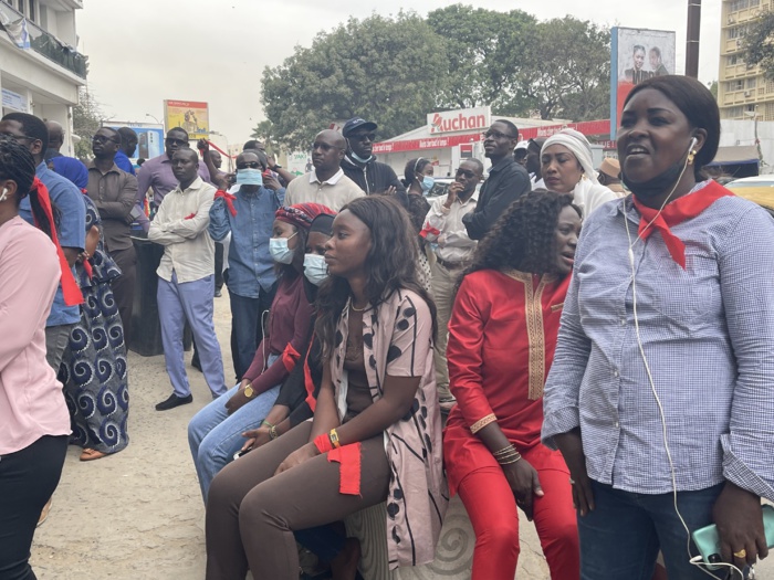Mouvement d’humeur à la Poste : Les travailleurs envahissent la direction pour paralyser le système. Mouvement d’humeur à la Poste : Les travailleurs envahissent la direction pour paralyser le système.