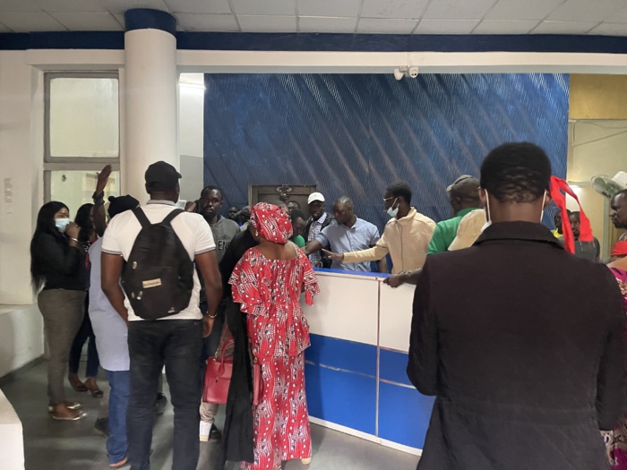 Mouvement d’humeur à la Poste : Les travailleurs envahissent la direction pour paralyser le système. Mouvement d’humeur à la Poste : Les travailleurs envahissent la direction pour paralyser le système.