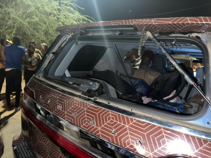 Touba Ndorong : Le véhicule de Mohamed Ndiaye Rahma victime d'une attaque... Sa vitre arrière complètement saccagée. Touba Ndorong : Le véhicule de Mohamed Ndiaye Rahma victime d'une attaque... Sa vitre arrière complètement saccagée.