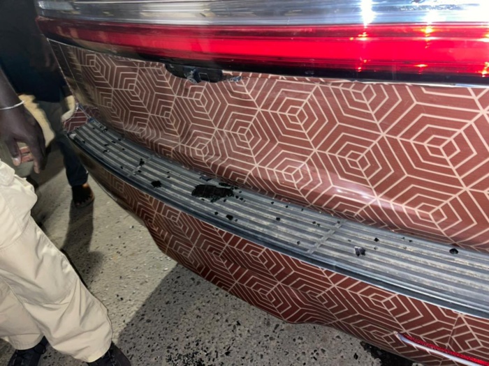 Touba Ndorong : Le véhicule de Mohamed Ndiaye Rahma victime d'une attaque... Sa vitre arrière complètement saccagée. Touba Ndorong : Le véhicule de Mohamed Ndiaye Rahma victime d'une attaque... Sa vitre arrière complètement saccagée.